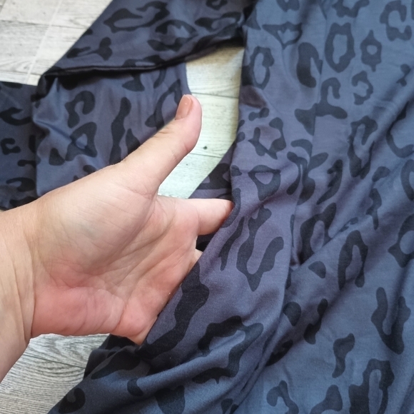 Maysoar tunic top With Pockets Leopard Print Long Sleeve V Neck Large NWT - Picture 4 of 11